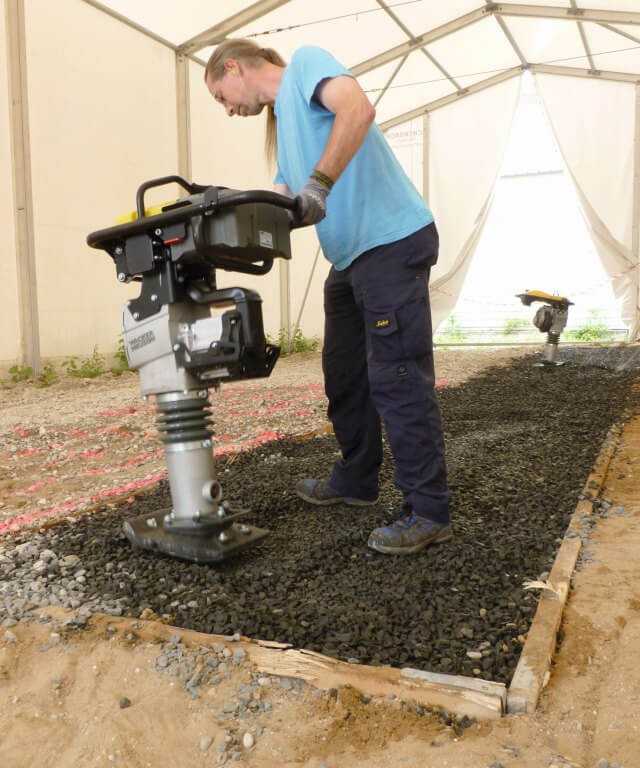 bi-Vergleichstest: Akku- gegen Benzinstampfer