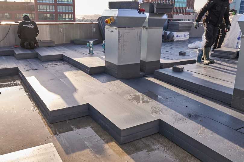 Die lose Verlegung der Ravatherm XPS X 300 SL Dämmplatten ermöglicht den sortenreinen Rückbau. | Foto: Ravago