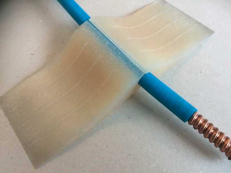 Abb. 2: Silikon-Dichtelement für eine Dichtheitsprüfung mit Wasser/Luft trotz Kabel | Foto: JT-elektronik Abb. 2: Silikon-Dichtelement für eine Dichtheitsprüfung mit Wasser/Luft trotz Kabel | Foto: JT-elektronik