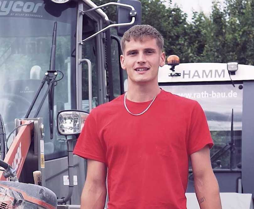 Straßenbauer Leon Pfeifle: „Jeder, der schon einmal mit einem Handy-Kalender gearbeitet hat, sollte sich auch schnell mit der bau-mobil-App zurechtfinden.“ | Foto: Rath GmbH & Co. KG Straßenbauer Leon Pfeifle: „Jeder, der schon einmal mit einem Handy-Kalender gearbeitet hat, sollte sich auch schnell mit der bau-mobil-App zurechtfinden.“ | Foto: Rath GmbH & Co. KG