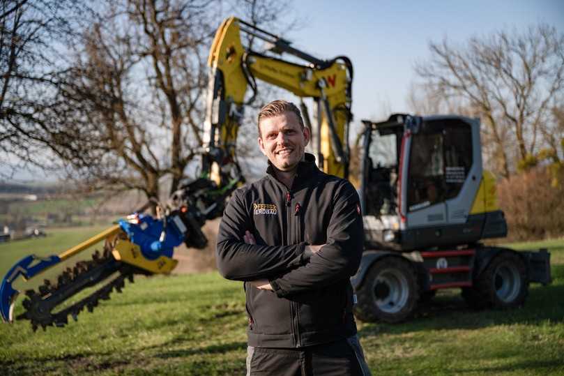 Ausgestattet mit einer Grabenfräse dient der EW100 beim Dienstleistungsunternehmen Gerhard Pfeffer als Geräteträger für Drainagearbeiten. | Foto: Wacker Neuson