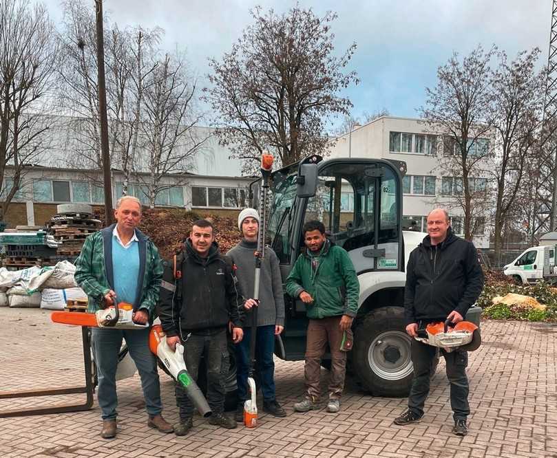 Mit E-Lader und Akku-Geräten: Geschäftsführer Norbert Heymann (von links) mit einem Teil seines Garden-Art-Teams: Mirco Dudic, Anton Heymann, Eyob (Otto) Bereket und Rene Meinhard. | Foto: Heymann Mit E-Lader und Akku-Geräten: Geschäftsführer Norbert Heymann (von links) mit einem Teil seines Garden-Art-Teams: Mirco Dudic, Anton Heymann, Eyob (Otto) Bereket und Rene Meinhard. | Foto: Heymann