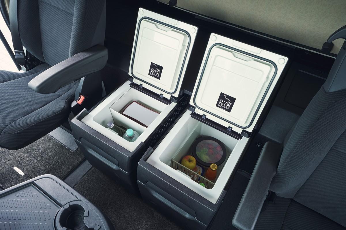 Bei Bedarf gibt es jetzt auch zwei ausziehbare Kühlschränke unter dem unteren Bett. | Foto: Daimler Truck AG