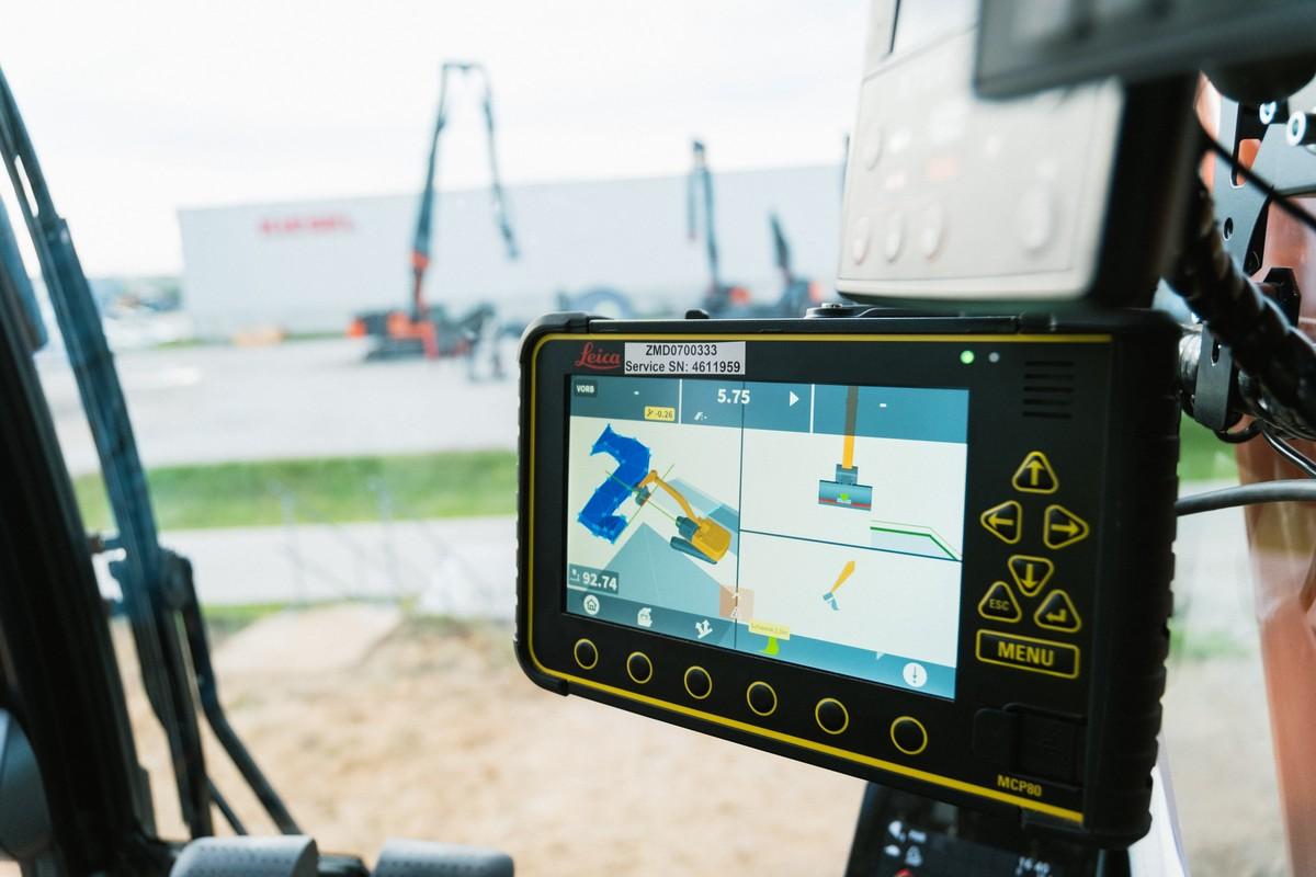 Mit dem KTEG „CoPilot" haben Maschinenführer alle Assistenz- und Steuerungssysteme auf einem Bildschirm im Blick. | Foto: Coreum