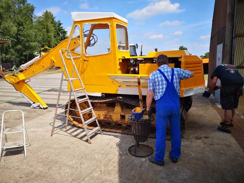 Das Restaurieren des Raupenbaggers aus dem Jahr 1968 war ein Familienprojekt. | Foto: Liebherr Das Restaurieren des Raupenbaggers aus dem Jahr 1968 war ein Familienprojekt. | Foto: Liebherr