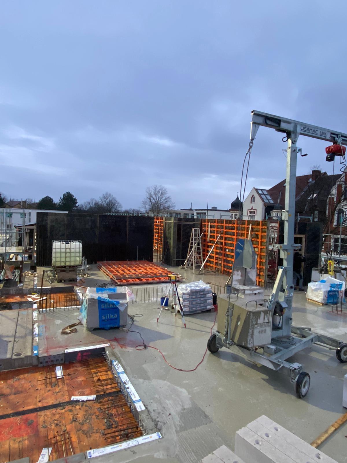 Beim Neuen Carré Kirchrode wird mit großformatigen Elemente und Versetzkran Tempo gemacht. | Foto: WBK Wohnbau Konzept Hannover GmbH