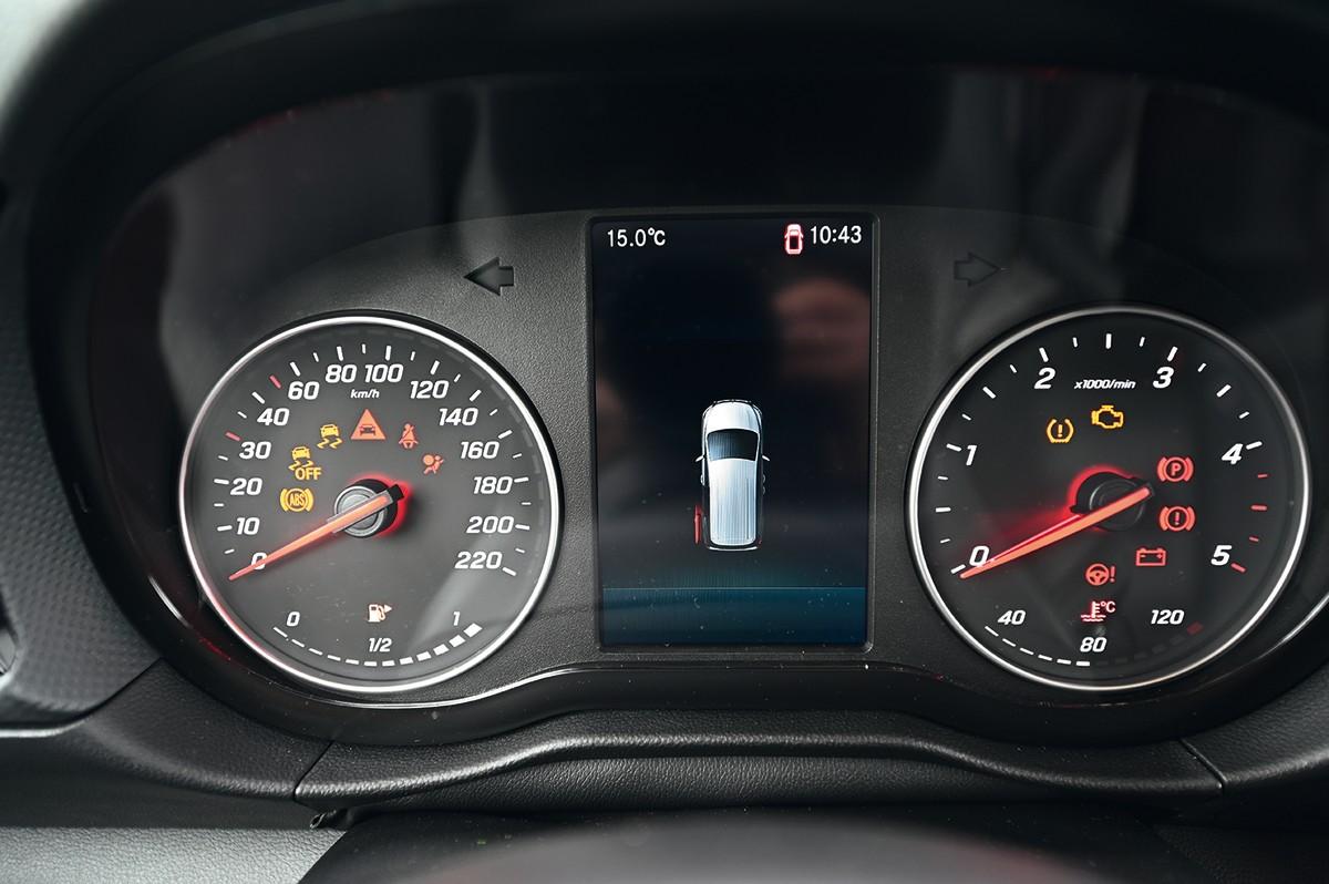 Gut ablesbare Analog-Instrumente zeigen alle wichtigen Informationen an. | Foto: Quatex