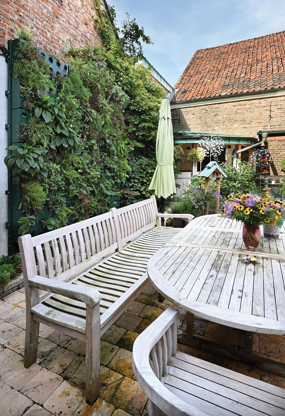 Im nordrhein-westfälischen Wesel wurde der Innenhof eines zugehörigen privaten Wohnhauses nachhaltig begrünt. | Foto: Richard Brink GmbH & Co. KG