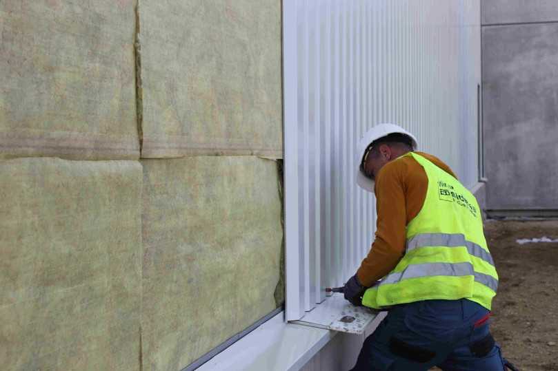 Die Montage des Fassadensystems erfolgt in standardisierten Stahlkassetten, an denen die Trapezprofiltafeln mit den Distanzschrauben befestigt werden. | Foto: Ursa Die Montage des Fassadensystems erfolgt in standardisierten Stahlkassetten, an denen die Trapezprofiltafeln mit den Distanzschrauben befestigt werden. | Foto: Ursa
