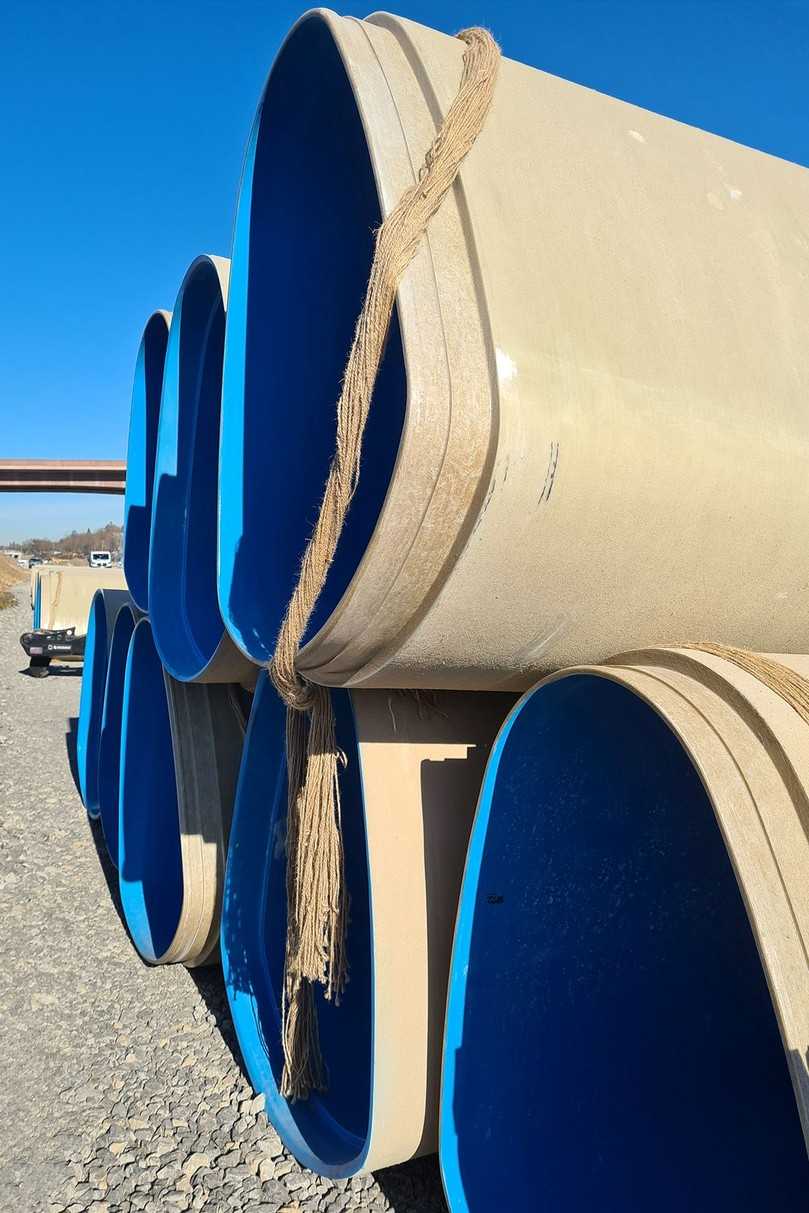 Die fertigen Amiblu NC Line-Profile lagern auf der Baustelle, bis sie in die Dolen eingebaut werden. | Foto: Aarsleff Rohrsanierung Die fertigen Amiblu NC Line-Profile lagern auf der Baustelle, bis sie in die Dolen eingebaut werden. | Foto: Aarsleff Rohrsanierung