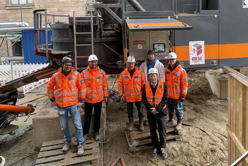 Vor der mobilen Mischanlage v.l.n.r.: René Radmacher (RMS Remake Soil), Lars Raiger, (Giese Erdbau) und Rico Giese (Giese Erdbau), Michael Baitz (Max Kroker Bauunternehmung), Kevin Giese (Giese Erdbau), im Vordergrund Sebastian Geruschka (BundesQualitätsgemeinschaft Flüssigböden) | Foto: BQF e.V. Vor der mobilen Mischanlage v.l.n.r.: René Radmacher (RMS Remake Soil), Lars Raiger, (Giese Erdbau) und Rico Giese (Giese Erdbau), Michael Baitz (Max Kroker Bauunternehmung), Kevin Giese (Giese Erdbau), im Vordergrund Sebastian Geruschka (BundesQualitätsgemeinschaft Flüssigböden) | Foto: BQF e.V.