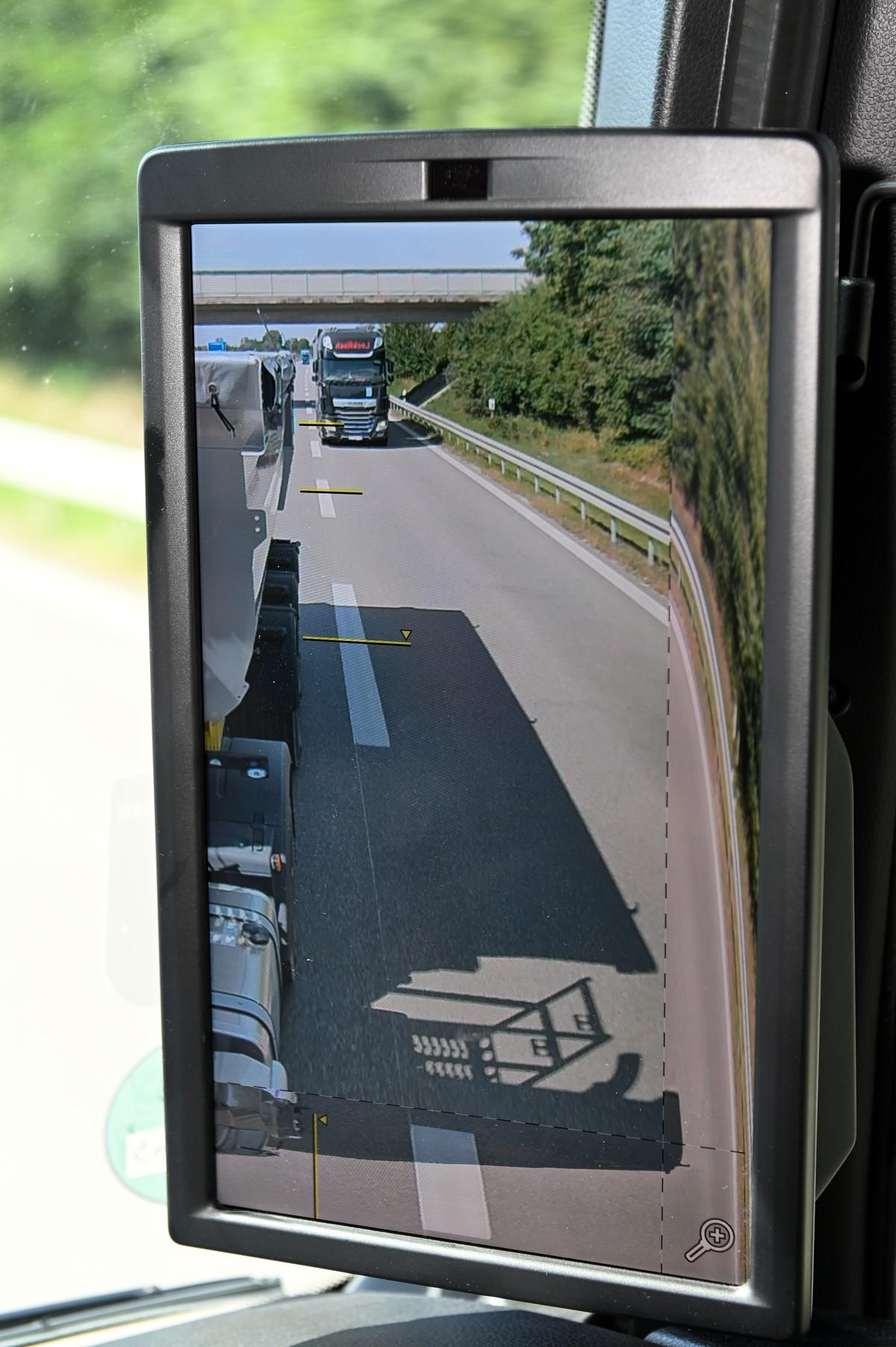 Sind die Hilfslinien im Display korrekt eingestellt, lassen sich die Abstände zum übrigen Verkehr besser einschätzen. | Foto: QUATEX Sind die Hilfslinien im Display korrekt eingestellt, lassen sich die Abstände zum übrigen Verkehr besser einschätzen. | Foto: QUATEX