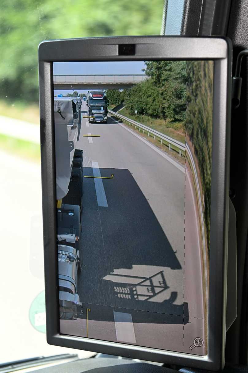 Sind die Hilfslinien im Display korrekt eingestellt, lassen sich die Abstände zum übrigen Verkehr besser einschätzen. | Foto: QUATEX Sind die Hilfslinien im Display korrekt eingestellt, lassen sich die Abstände zum übrigen Verkehr besser einschätzen. | Foto: QUATEX