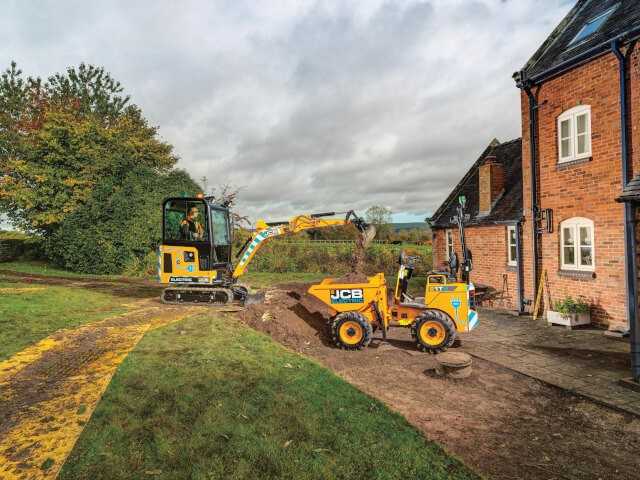 Arbeiten im Team: JCB’s elektrischer Minibagger 19C-1E und der batteriebetriebene Baustellendumper 1TE senken die Lärm- und Abgasbelastung bei voller Produktivität. | Fotos: JCB