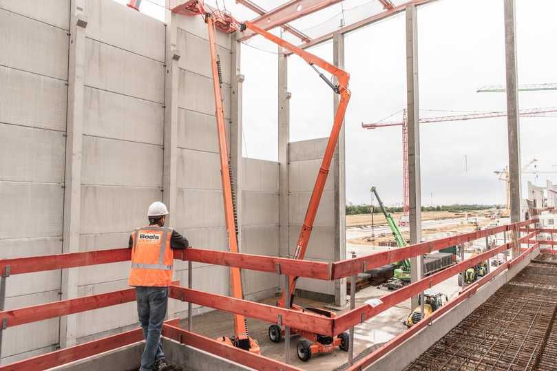 Eine fest installierte Kantensicherung verhindert Abstürze und erhöht die Sicherheit auf der Baustelle. | Foto: Boels Rental