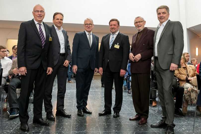 Eröffnung im Lichthof der Jade Hochschule: Dr. Gerrit Volk, Bundesnetzagentur, Dr. Urban Keussen, EWE AG, Prof. Dr.-Ing. Manfred Weisensee, Präsident der Jade Hochschule, Prof. Thomas Wegener, Prof. Joachim Lenz, Stiftung Prof. Joachim Lenz, und Jürgen Krogmann, Oberbürgermeister der Stadt Oldenburg (v.l.). | Foto: iro/Michael Stephan Eröffnung im Lichthof der Jade Hochschule: Dr. Gerrit Volk, Bundesnetzagentur, Dr. Urban Keussen, EWE AG, Prof. Dr.-Ing. Manfred Weisensee, Präsident der Jade Hochschule, Prof. Thomas Wegener, Prof. Joachim Lenz, Stiftung Prof. Joachim Lenz, und Jürgen Krogmann, Oberbürgermeister der Stadt Oldenburg (v.l.). | Foto: iro/Michael Stephan