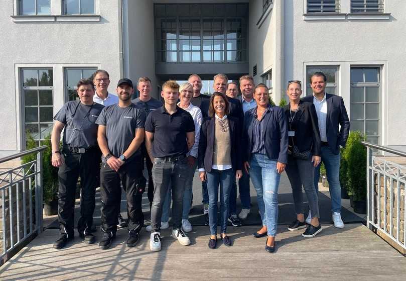 Geschäftsinhaber Klaus Müller (4. von rechts) und Christoph Turk (1. rechts) neuer Geschäftsleiter Deutschland mit Team RS Technik AG | Foto: RS Technik Geschäftsinhaber Klaus Müller (4. von rechts) und Christoph Turk (1. rechts) neuer Geschäftsleiter Deutschland mit Team RS Technik AG | Foto: RS Technik