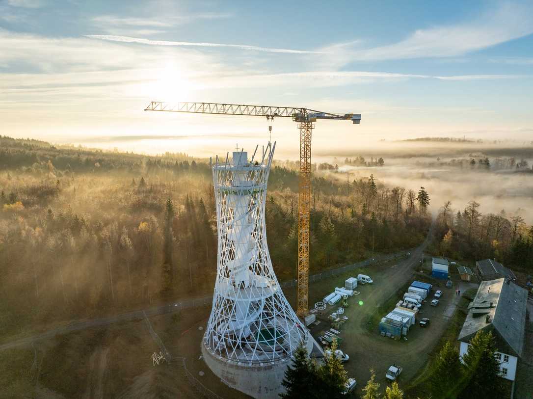 Liebherr-Kran errichtet Hexenbesen-Turm im Harz Liebherr-Kran errichtet Hexenbesen-Turm im Harz