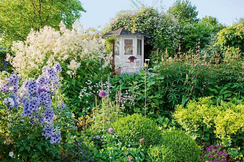 Eines von etlichen Gestaltungsbeispielen: Prachtstauden wie Aconogonon, Delphinium, Astrantia und Veronicastrum bevölkern dieses Gartenidyll. | Foto: Marion Nickig Eines von etlichen Gestaltungsbeispielen: Prachtstauden wie Aconogonon, Delphinium, Astrantia und Veronicastrum bevölkern dieses Gartenidyll. | Foto: Marion Nickig