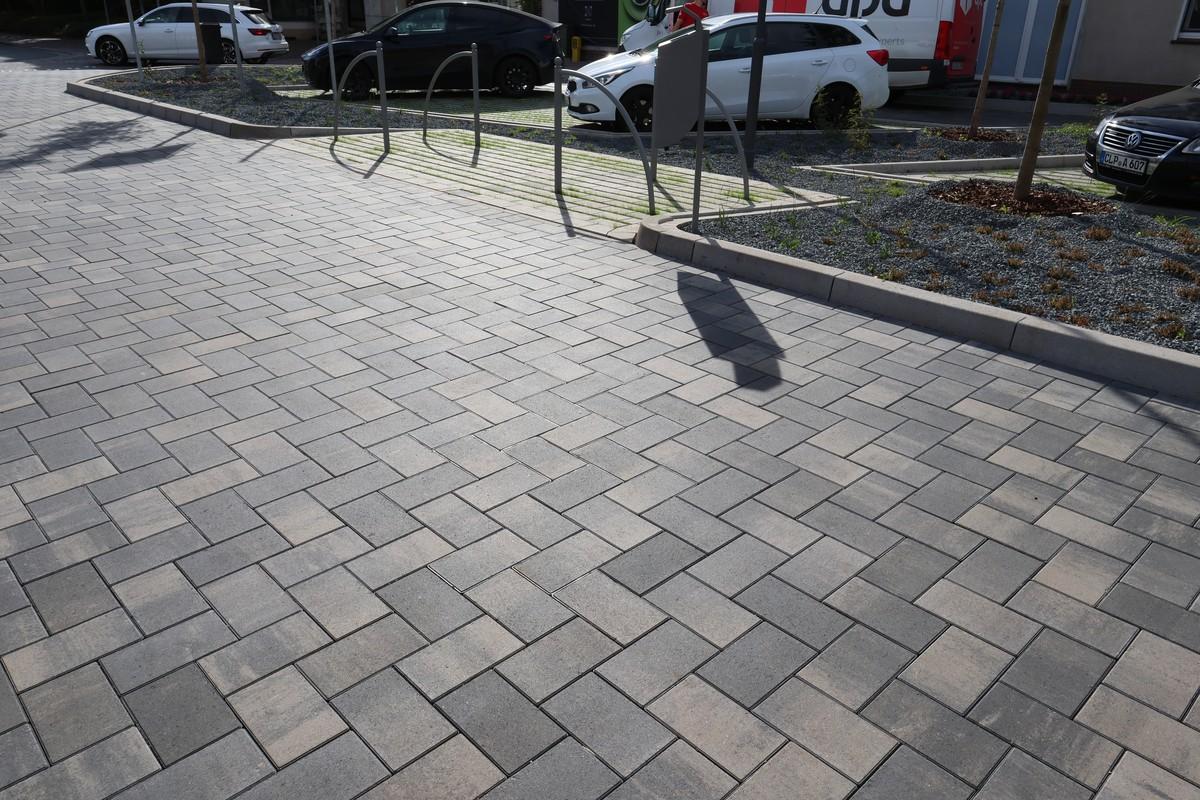 Die neu gestaltete Fläche überzeugt mit einer modernen Optik. | Foto: Berding Beton