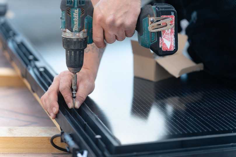 Schrauben mit konischen Wasserdichtungen fixieren die Module auf den Latten. | Foto: Erlus