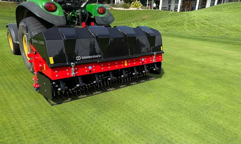 Mit 270 bis 820 Löchern pro Quadratmeter sorgt der Aerifizierer Terra Core 8 für ein gleichmäßiges, quadratisches Lochbild – optimal zur Förderung von Gasaustausch, Wasserabzug und Wurzelwachstum. | Foto: Wiedenmann