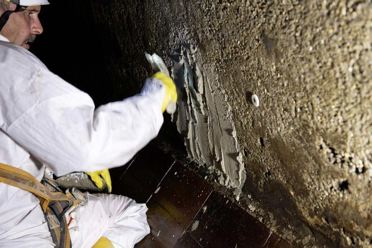 Handarbeit im Kanal: stemmen und beschichten. | Foto: Andreas Mauritz, Jockgrim