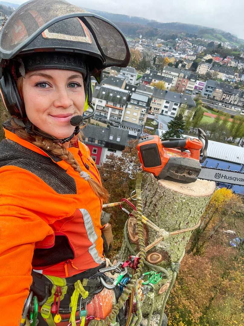 Gute Aussichten: Kein Wunder also, dass sich Kimberley Both als Baumkletterin pudelwohl fühlt: „Ich hoffe, dass ich so lange wie möglich den Beruf ausüben kann.“ | Foto: Husqvarna Gute Aussichten: Kein Wunder also, dass sich Kimberley Both als Baumkletterin pudelwohl fühlt: „Ich hoffe, dass ich so lange wie möglich den Beruf ausüben kann.“ | Foto: Husqvarna