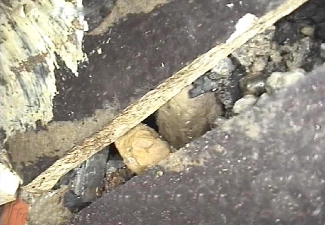 Vor der Sanierung: Ein ausgeprägter Riss im Steinzeugrohr gefährdete die Dichtheit und Standsicherheit der Haltung – hier war eine punktuelle Instandsetzung erforderlich. | Foto: Katec Kanaltechnik Vor der Sanierung: Ein ausgeprägter Riss im Steinzeugrohr gefährdete die Dichtheit und Standsicherheit der Haltung – hier war eine punktuelle Instandsetzung erforderlich. | Foto: Katec Kanaltechnik