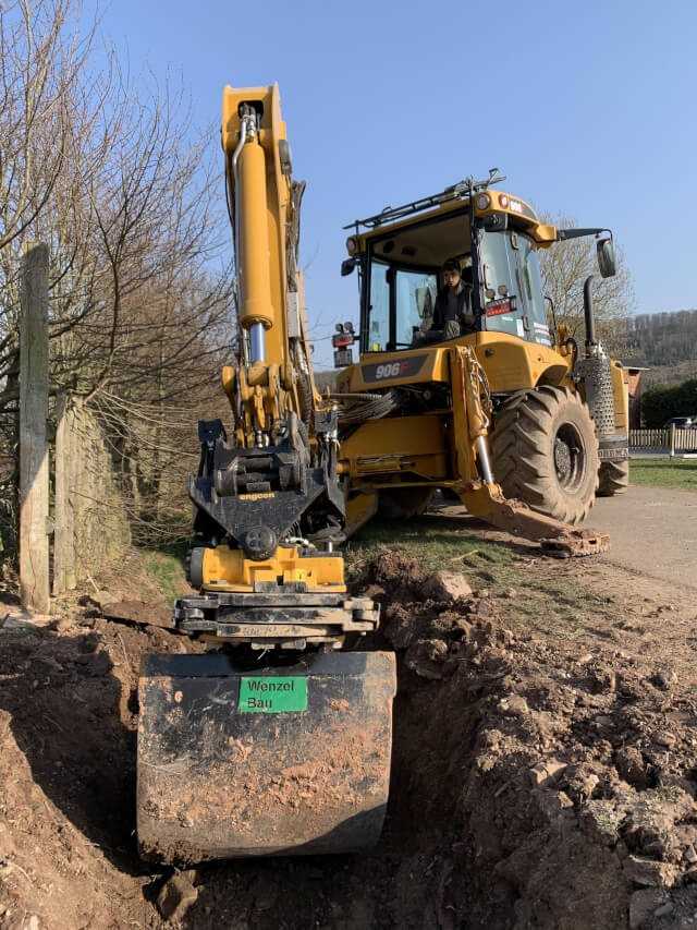 Der Mehrzwecklader von HYDREMA ersetzt auch einen 10 to. Mobilbagger beim Grabenziehen.