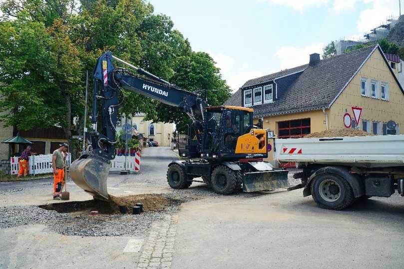 Verfüllen von Hydranten auf einer Kanalbaustelle in Thierstein | Foto: sga Verfüllen von Hydranten auf einer Kanalbaustelle in Thierstein | Foto: sga