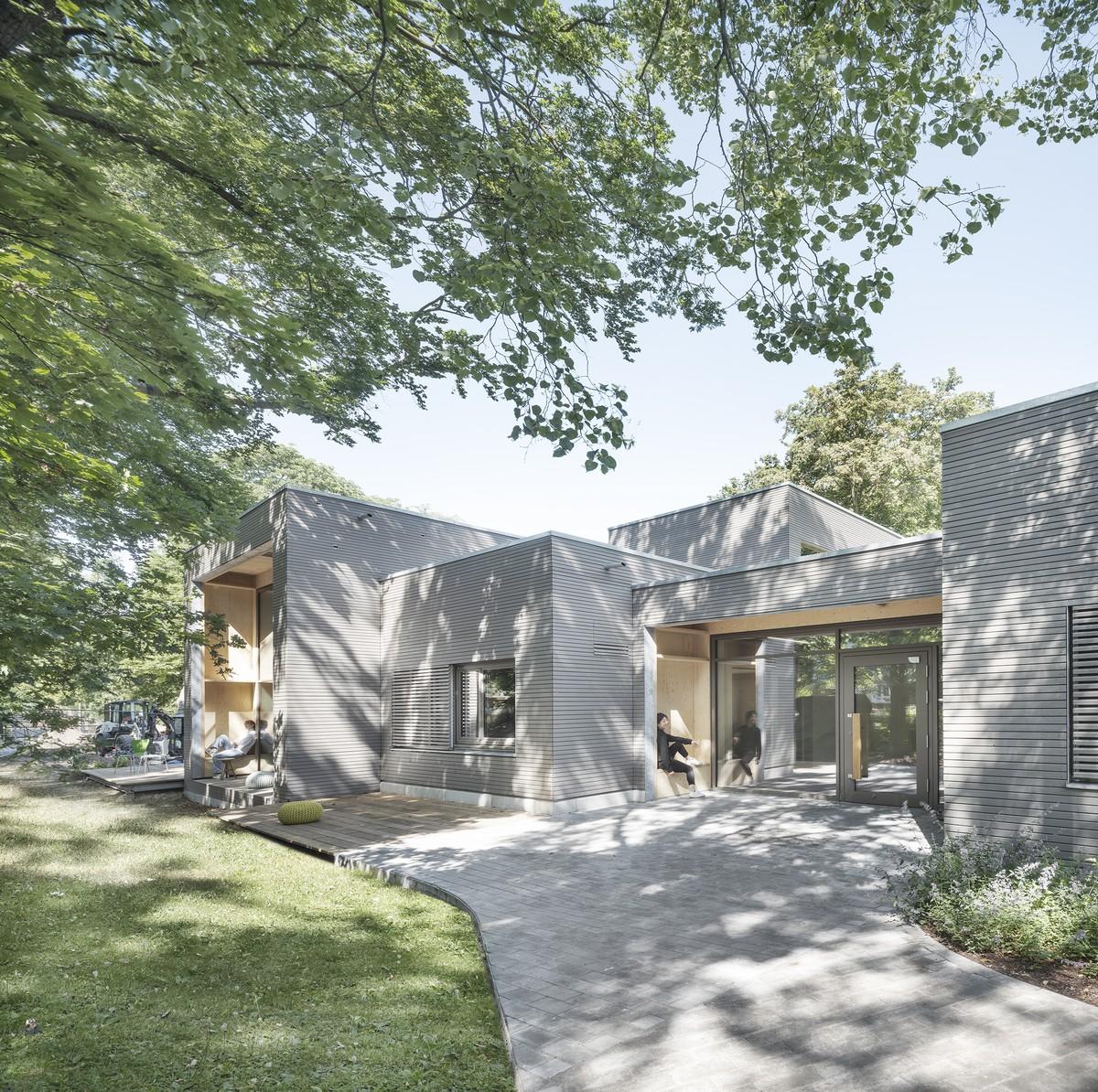 Moabiter Kinderhof in Berlin: Zwischen den Kuben sind um das Gebäude herum unterschiedliche Freibereiche entstanden. | Foto: Werner Huthmacher Moabiter Kinderhof in Berlin: Zwischen den Kuben sind um das Gebäude herum unterschiedliche Freibereiche entstanden. | Foto: Werner Huthmacher