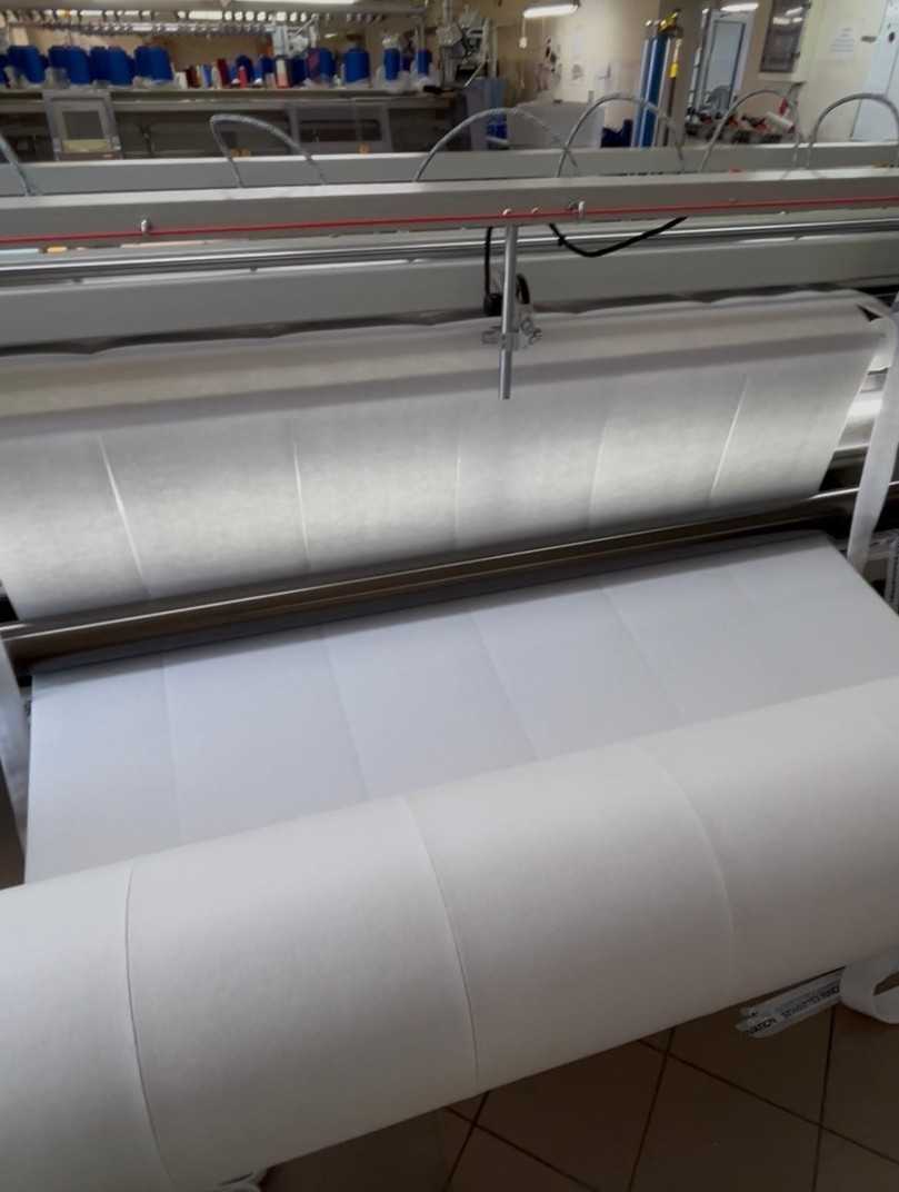 Blick auf den Filzbahnenschnitt in der Produktion in Polen. Mit der Gründung von SewerTex bündelt Bodenbender textile Produktionskompetenz und das langjährige Know-how in der grabenlosen Kanalsanierung. | Foto: Bodenbender