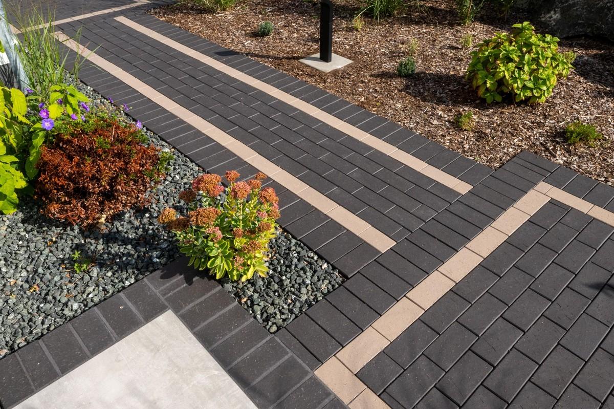 Klare Linien: Farb-Mix mit Pflasterklinkern geben jedem Garten eine attraktive Note. | Foto: Vandersanden