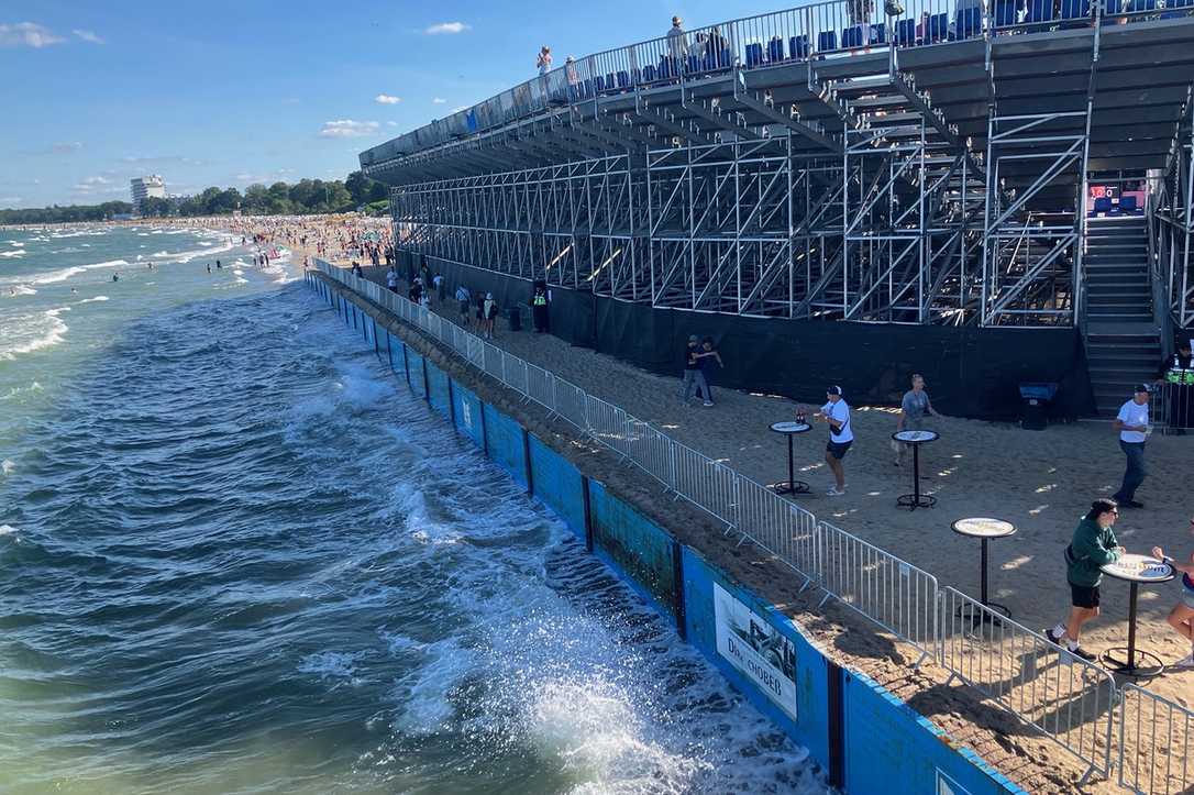 Eventbau am Timmendorfer Strand: Temporäre Arena mit Küstenschutz und Verbau-System