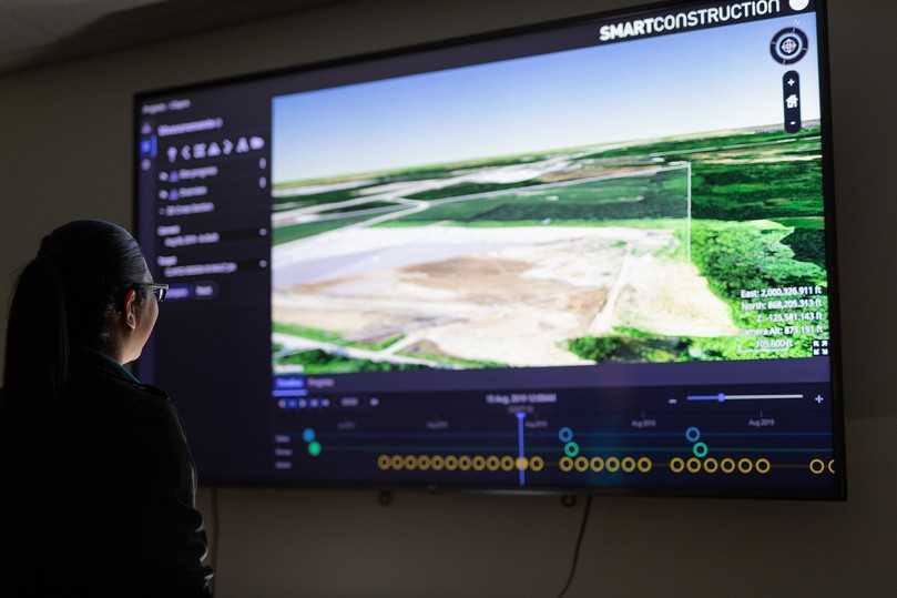 Im „Smart Construction Dashboard“ werden Gelände-, Drohnen- und Maschinendaten visualisiert, um Baufortschritt, Aushub/Einbau, Mengen und Produktivität bestimmen zu können. So entsteht ein exaktes digitales Abbild der Baustelle, ein digitaler Zwilling. | Foto: Komatsu Im „Smart Construction Dashboard“ werden Gelände-, Drohnen- und Maschinendaten visualisiert, um Baufortschritt, Aushub/Einbau, Mengen und Produktivität bestimmen zu können. So entsteht ein exaktes digitales Abbild der Baustelle, ein digitaler Zwilling. | Foto: Komatsu