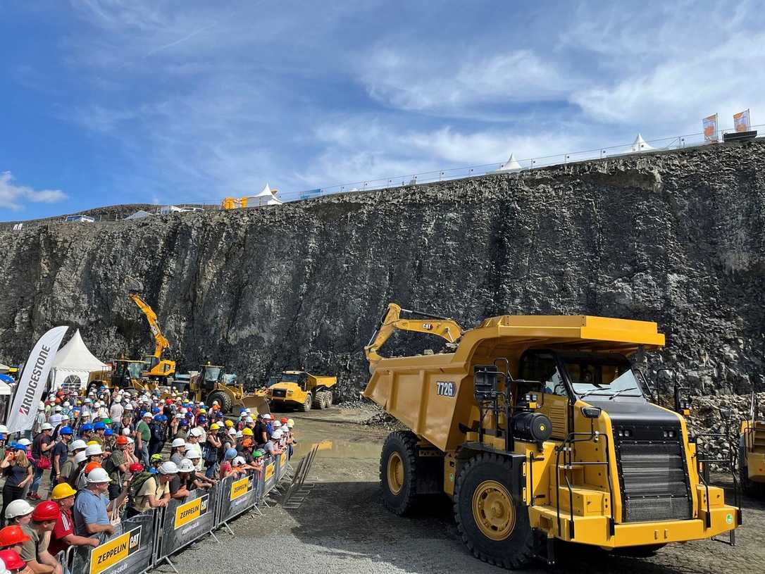 Zeppelin mit effizienter Baumaschinentechnik für die Gewinnungsindustrie auf der steinexpo
