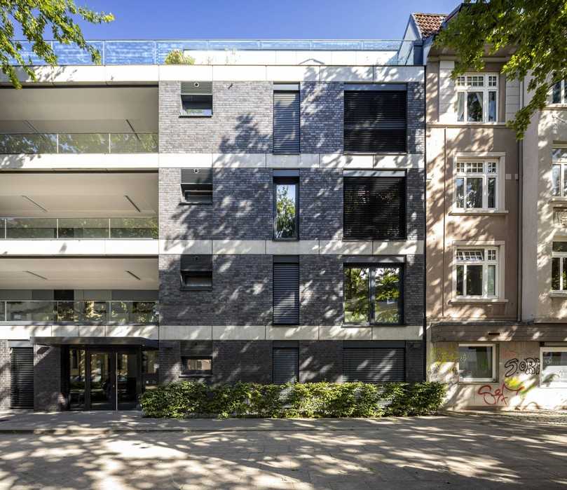 Mit der Ziegelfassade setzt Architekt Claus Caius Pruin einen Kontrast zu den in Putz ausgeführten Wänden in der unmittelbaren Nachbarschaft . | Foto: Vandersanden Mit der Ziegelfassade setzt Architekt Claus Caius Pruin einen Kontrast zu den in Putz ausgeführten Wänden in der unmittelbaren Nachbarschaft . | Foto: Vandersanden