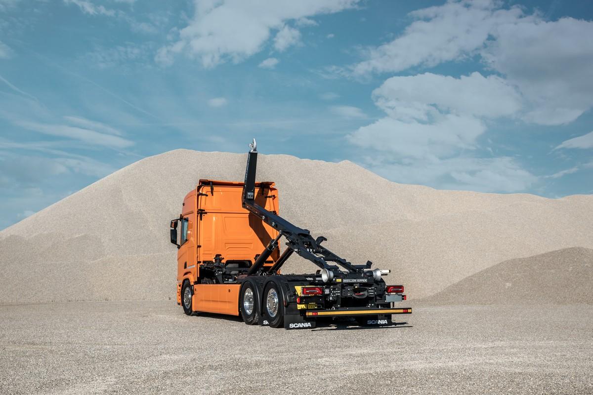 Der Abrollkipper Tectrum RS21 für Drei- und Vierachser kann Container mit 50 m3 Volumen aufnehmen. Mit Behältertransportanhänger sind bis zu 100 m3 realisierbar. | Foto: Meiller Der Abrollkipper Tectrum RS21 für Drei- und Vierachser kann Container mit 50 m3 Volumen aufnehmen. Mit Behältertransportanhänger sind bis zu 100 m3 realisierbar. | Foto: Meiller