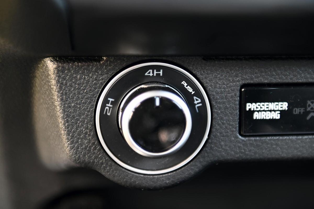 Per Drehknopf lassen sich auch während der Fahrt die Vorderachse sowie die zusätzliche Untersetzung zuschalten. | Foto: B_I/ Hausmann Per Drehknopf lassen sich auch während der Fahrt die Vorderachse sowie die zusätzliche Untersetzung zuschalten. | Foto: B_I/ Hausmann