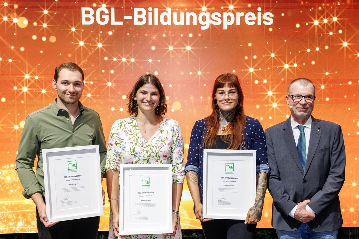 Ausgezeichnet für herausragende Leistungen in der Fortbildung: Mischa Engels (Büscher Garten- & Landschaftsbau GmbH & Co. KG, v. li.), Verena-Maria Alt (Pohl Gärten GmbH), und Sophie Spindler (Tetje Böger Garten- und Landschaftsbau GbR) gehören zu den Gewinnerinnen und Gewinnern des BGL-Bildungspreises 2026. Sie nahmen ihre Auszeichnung von BGL-Vizepräsident Matthias Lösch auf der GaLaBau in Nürnberg entgegen. | Foto: BGL