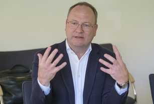 Leitungsbau zwischen Boom und Bremse