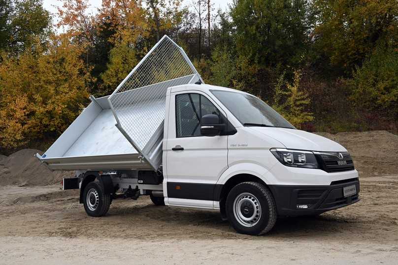 Der MAN TGE 3.180 verfügt über den Humbaur Flextip-Dreiseitenkipper und hat den HTK 3000.31 für 3,0 t Gesamtgewicht im Schlepp. | Foto: QUATEX Der MAN TGE 3.180 verfügt über den Humbaur Flextip-Dreiseitenkipper und hat den HTK 3000.31 für 3,0 t Gesamtgewicht im Schlepp. | Foto: QUATEX