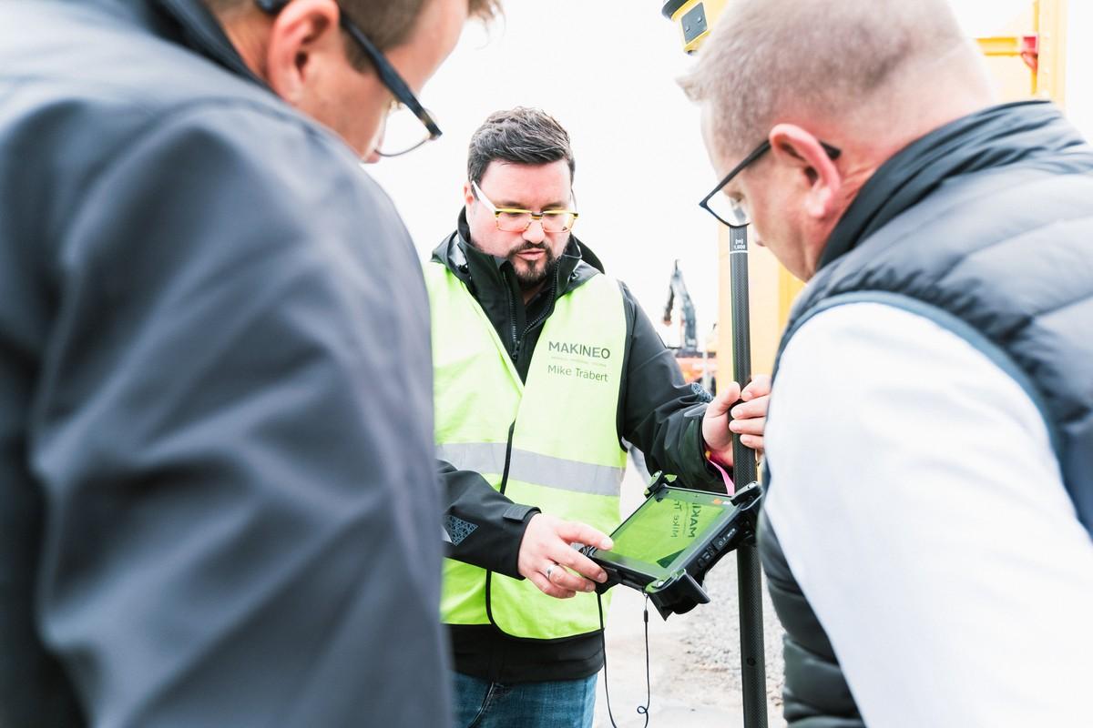 Makineo-Mitarbeiter präsentieren im Coreum moderne Maschinensteuerung und Vermessungstechnologien, die Vermessungsaufgaben in bestehende Arbeitsprozesse integrieren. | Foto: Coreum