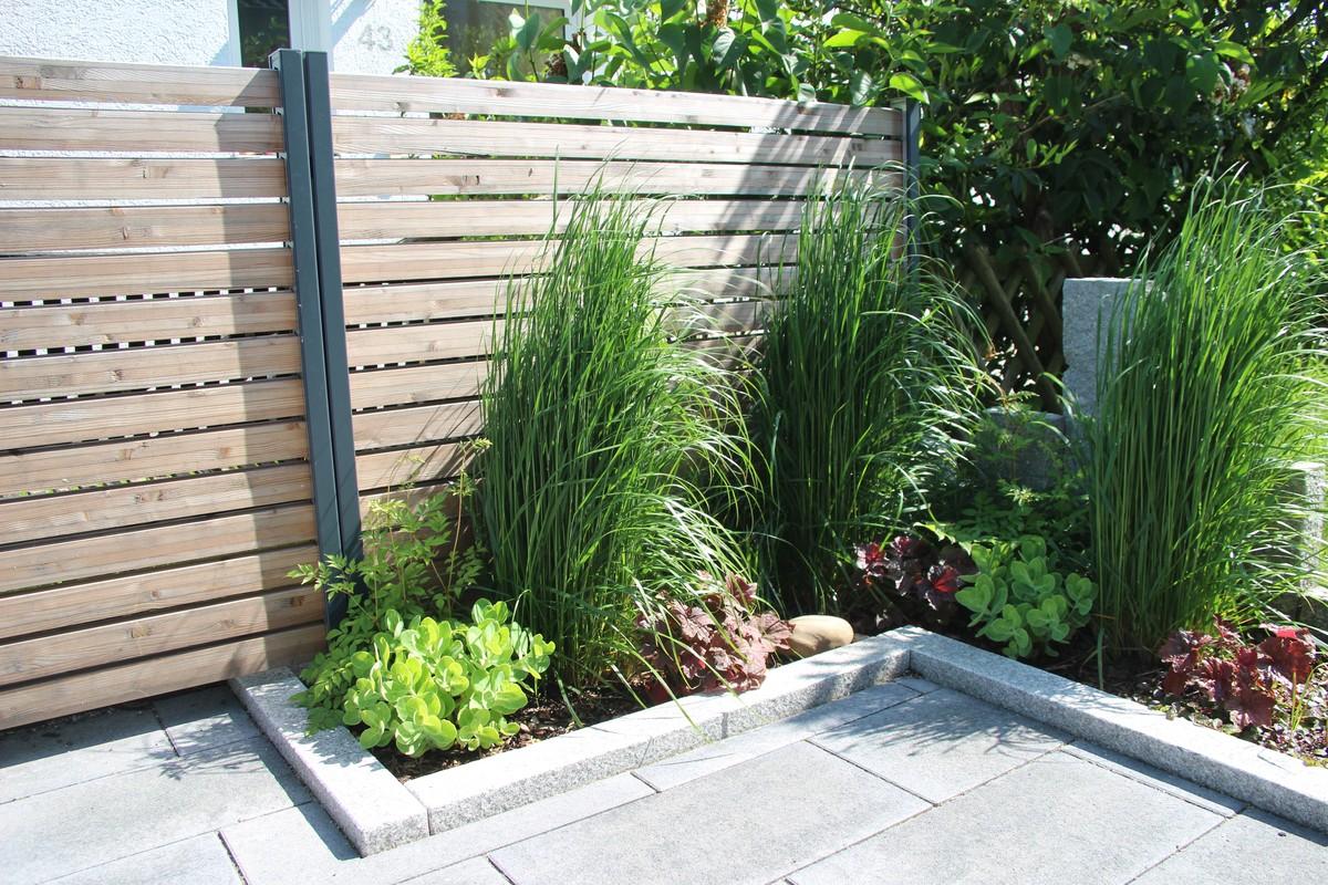 Die Pflanzenauswahl ist bestens auf den Terrassenbelag und den Sichtschutzzaun abgestimmt. | Foto: Karsten Köber Die Pflanzenauswahl ist bestens auf den Terrassenbelag und den Sichtschutzzaun abgestimmt. | Foto: Karsten Köber