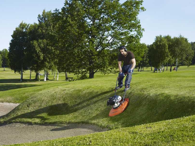 Mit dem GX 560i bietet Husqvarna jetzt einen Akku-Luftkissenmäher (Hovermäher) an, der speziell für die Pflege von Steilhängen, Bunkerkanten und Böschungen entwickelt wurde. | Foto: Husqvarna