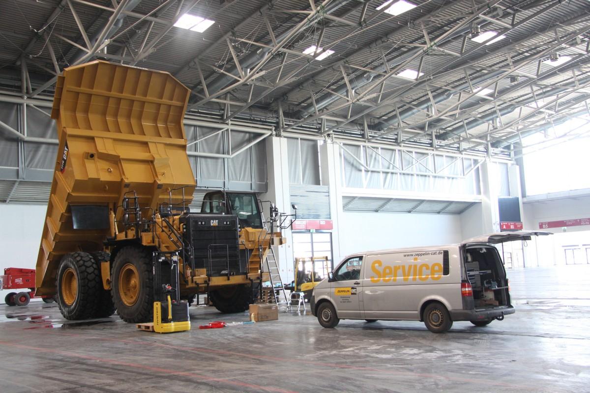 Knapp 50 Cat-Maschinen werden in der Zeppelin-Halle B6 aufgebaut. | Foto: Zeppelin Knapp 50 Cat-Maschinen werden in der Zeppelin-Halle B6 aufgebaut. | Foto: Zeppelin