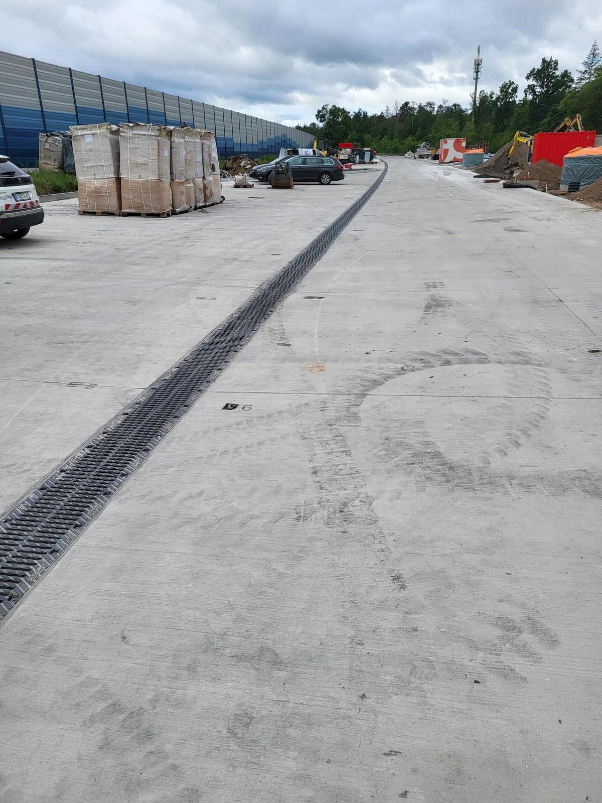 Die Abdeckung der Birco pur fügt sich passgenau in die Fahrbahndecke ein. | Foto: Birco