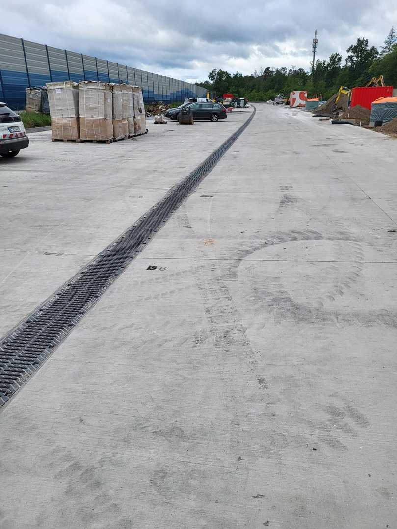 Die Abdeckung der Birco pur fügt sich passgenau in die Fahrbahndecke ein. | Foto: Birco