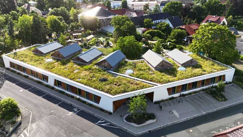 Gewinner in der Kategorie „BuGG-Gründach des Jahres 2026“ ist die Kita Chladeniusstraße in Großenhain. | Foto: Heidel Dachbegrünung Gewinner in der Kategorie „BuGG-Gründach des Jahres 2026“ ist die Kita Chladeniusstraße in Großenhain. | Foto: Heidel Dachbegrünung
